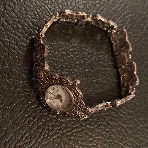 Episode Silver vintage Ladies Wrist Watch round  face filigree unique chain face